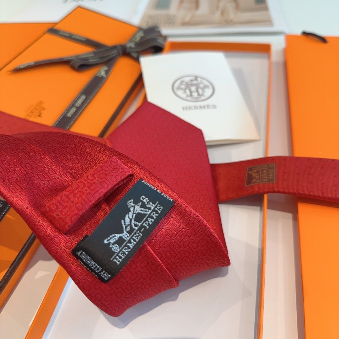 Hermès Burgundy Twill Silk Tie with Subtle Geometric Pattern - 图片 5