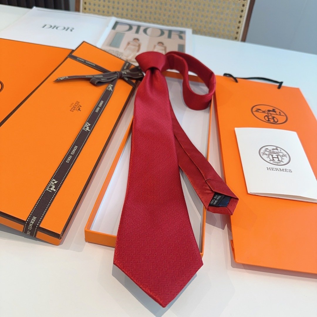 Hermès Burgundy Twill Silk Tie with Subtle Geometric Pattern - 图片 6