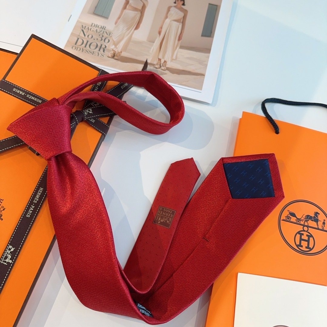 Hermès Burgundy Twill Silk Tie with Subtle Geometric Pattern - 图片 7