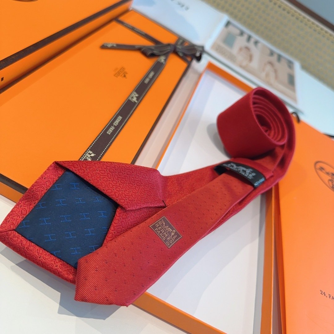 Hermès Burgundy Twill Silk Tie with Subtle Geometric Pattern - 图片 8