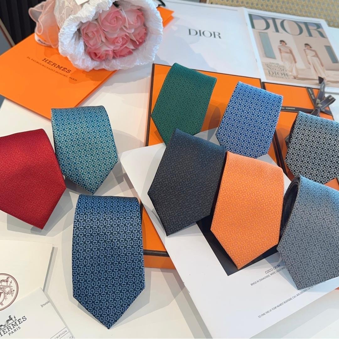 Hermès Burgundy Twill Silk Tie with Subtle Geometric Pattern - 图片 9