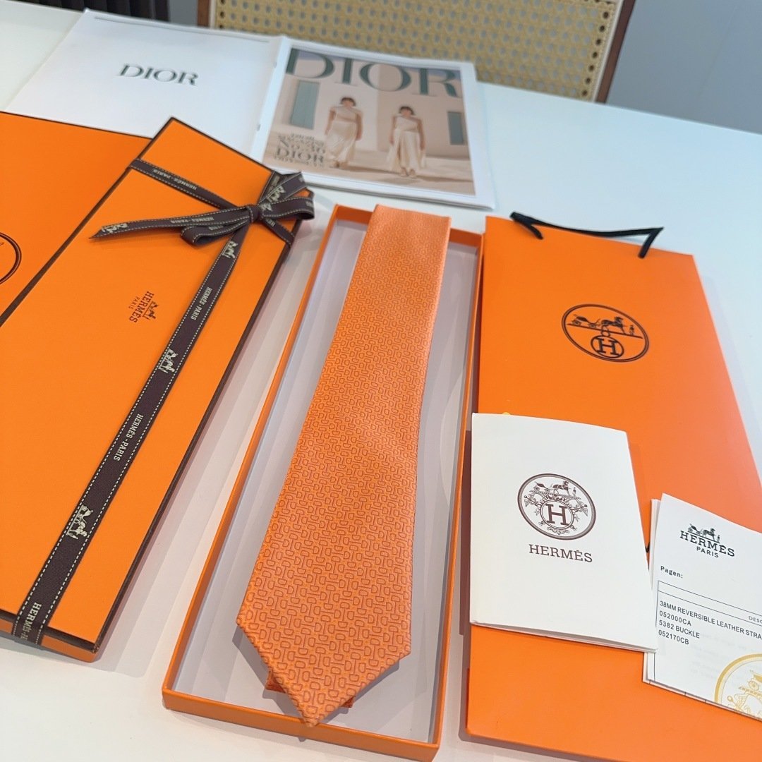 Hermès Orange Silk Tie with Geometric Jacquard Pattern - 图片 2