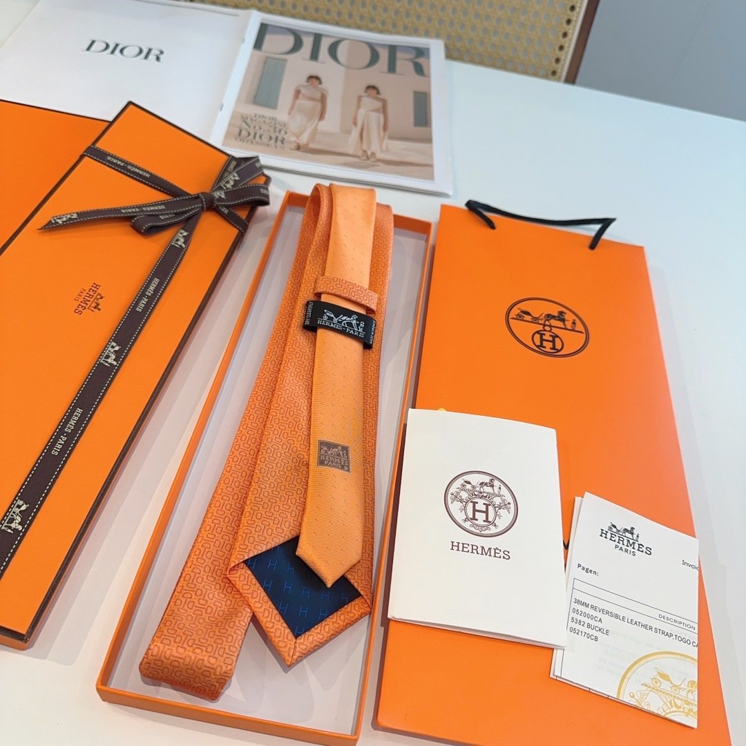 Hermès Orange Silk Tie with Geometric Jacquard Pattern - 图片 3