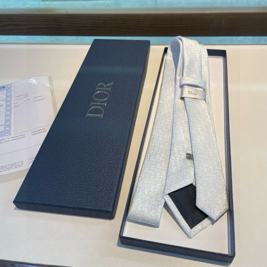 Elegant Dior Silk Tie with Signature CD Jacquard Pattern - 图片 3