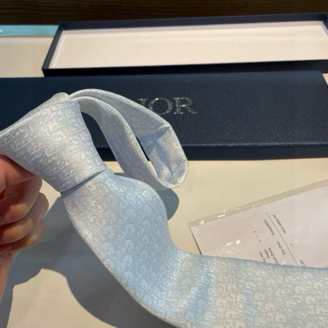 Elegant Dior Silk Tie with Signature CD Jacquard Pattern - 图片 6