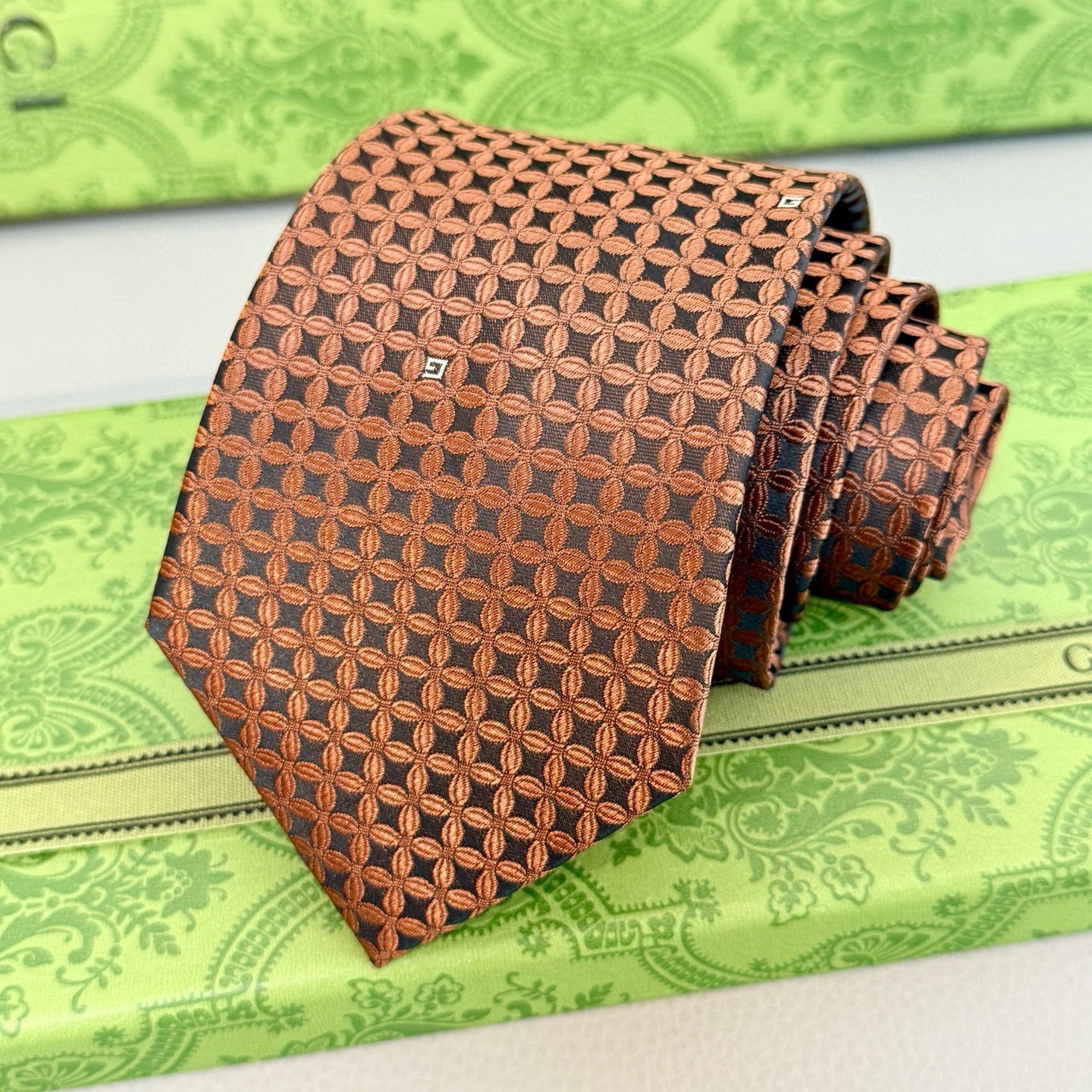 Gucci GG Clover Silk Tie – Vintage Bronze Edition