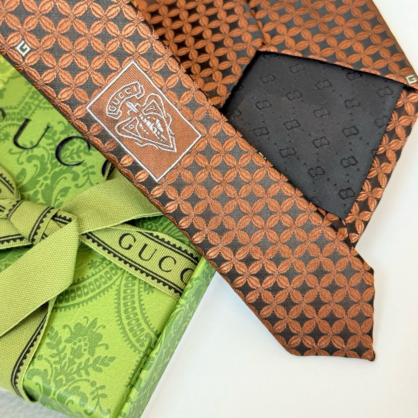 Gucci GG Clover Silk Tie – Vintage Bronze Edition - 图片 7