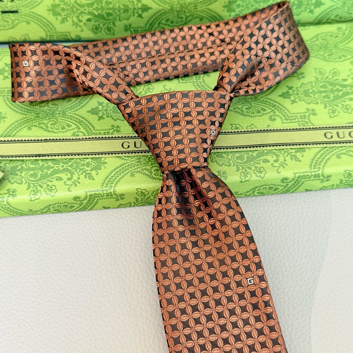 Gucci GG Clover Silk Tie – Vintage Bronze Edition - 图片 8