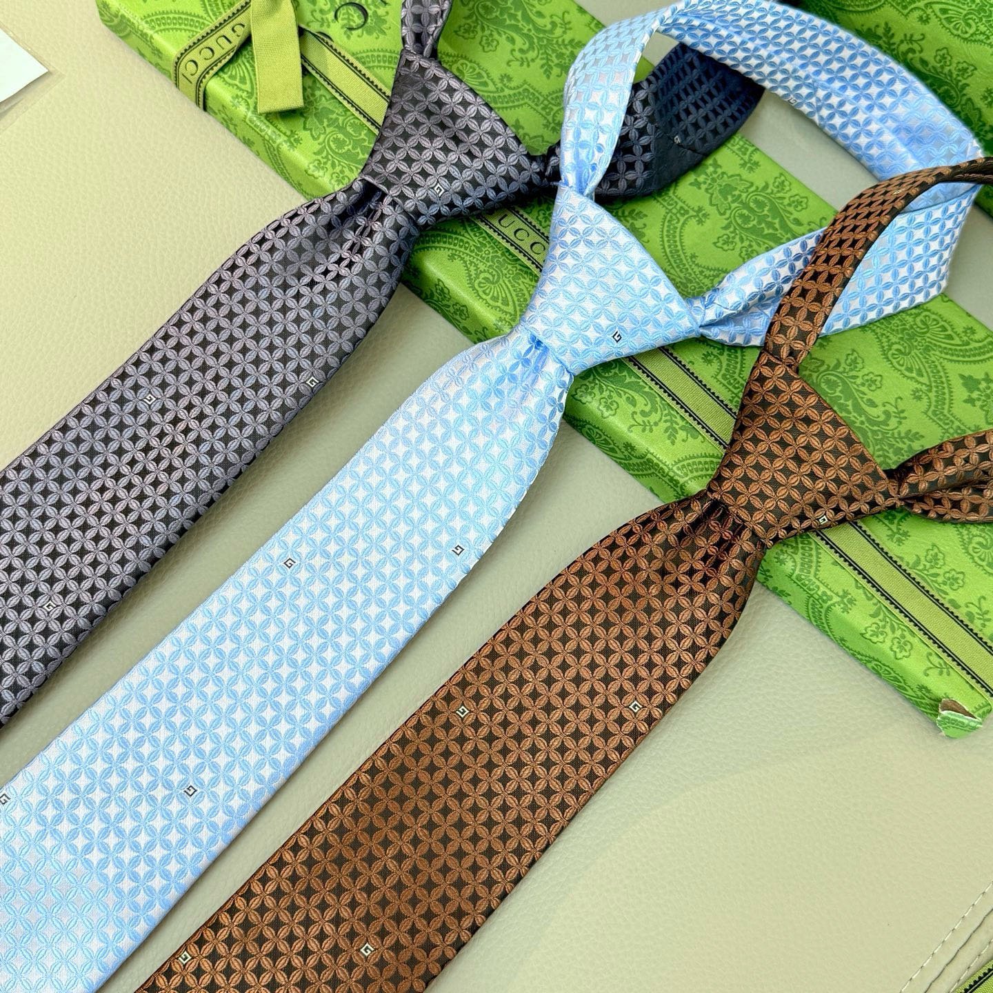 Gucci GG Clover Silk Tie – Vintage Bronze Edition - 图片 10
