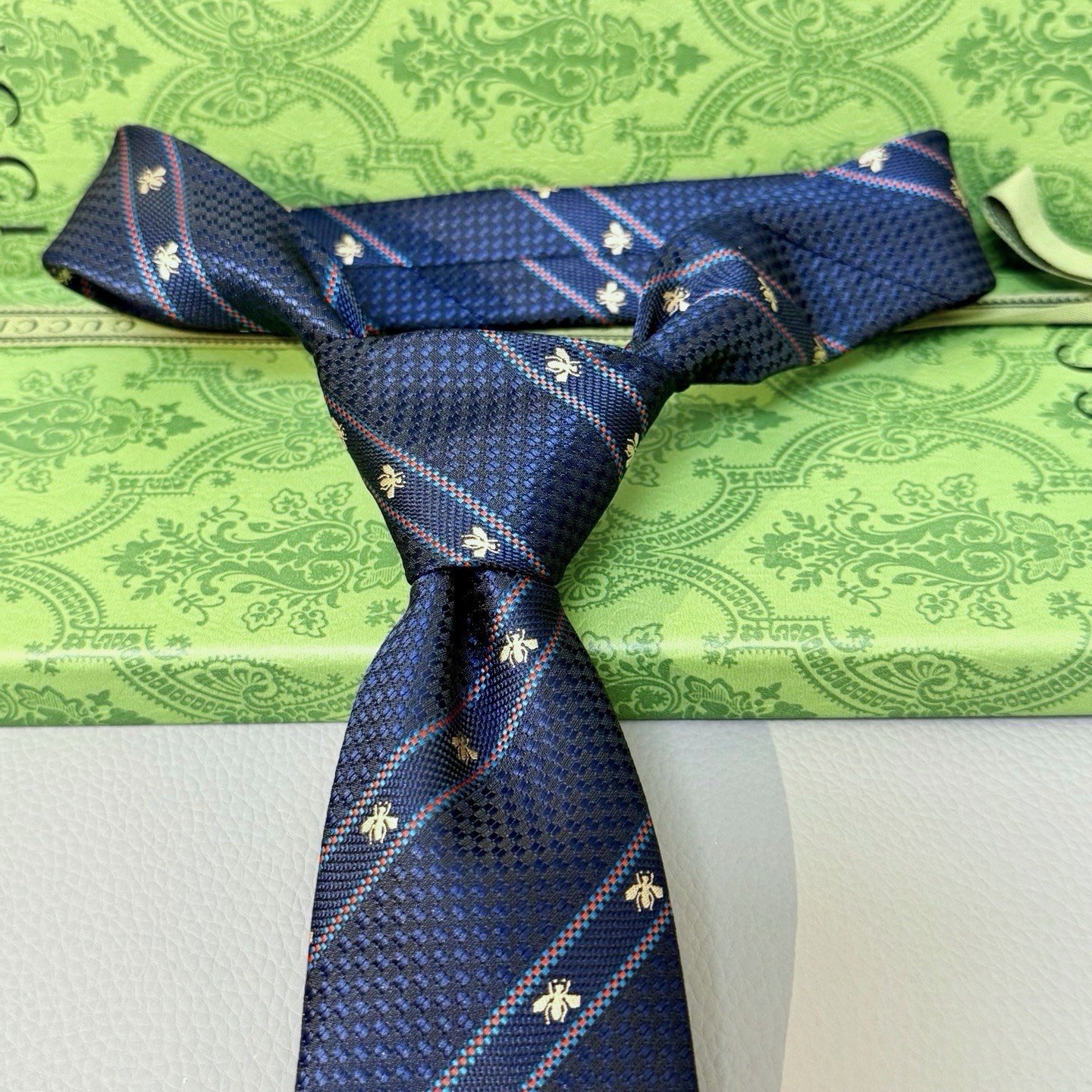 Gucci Navy Silk Tie with Bee Embroidery and Signature Web Stripe - 图片 6