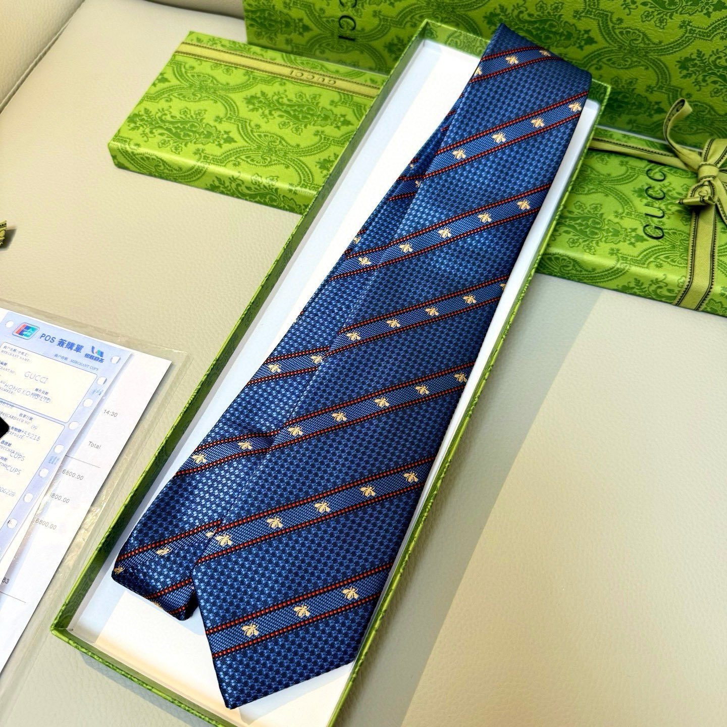 Gucci Blue Silk Tie with Bee Embroidery and Striped Weave - 图片 2