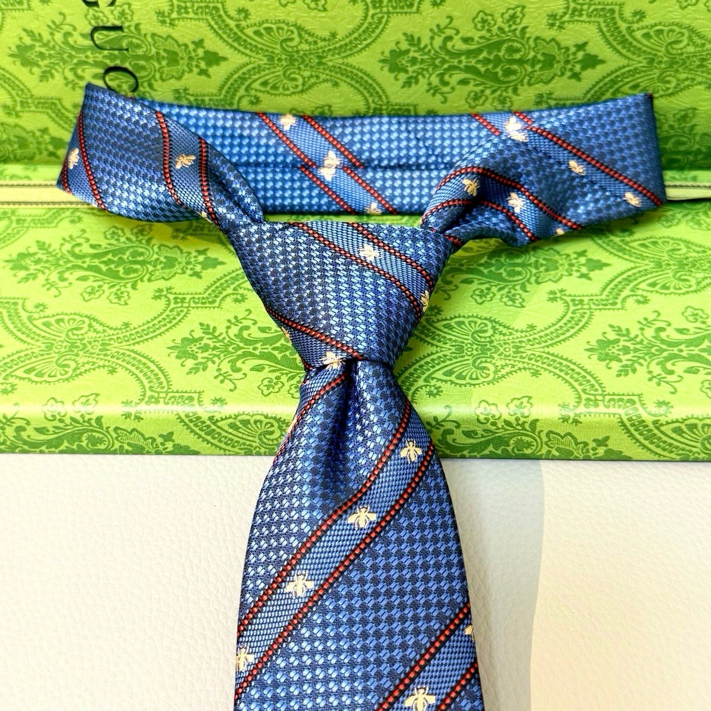 Gucci Blue Silk Tie with Bee Embroidery and Striped Weave - 图片 7