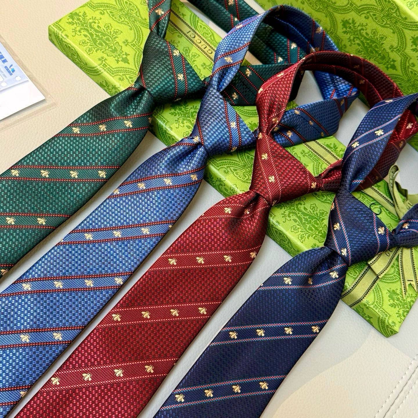Gucci Blue Silk Tie with Bee Embroidery and Striped Weave - 图片 8
