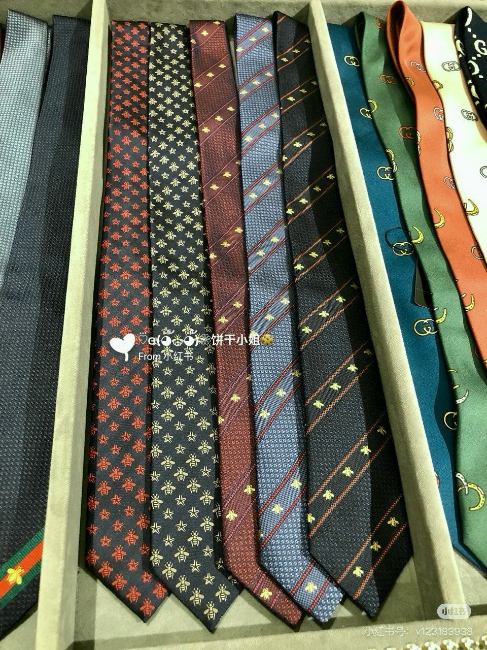 Gucci Blue Silk Tie with Bee Embroidery and Striped Weave - 图片 9