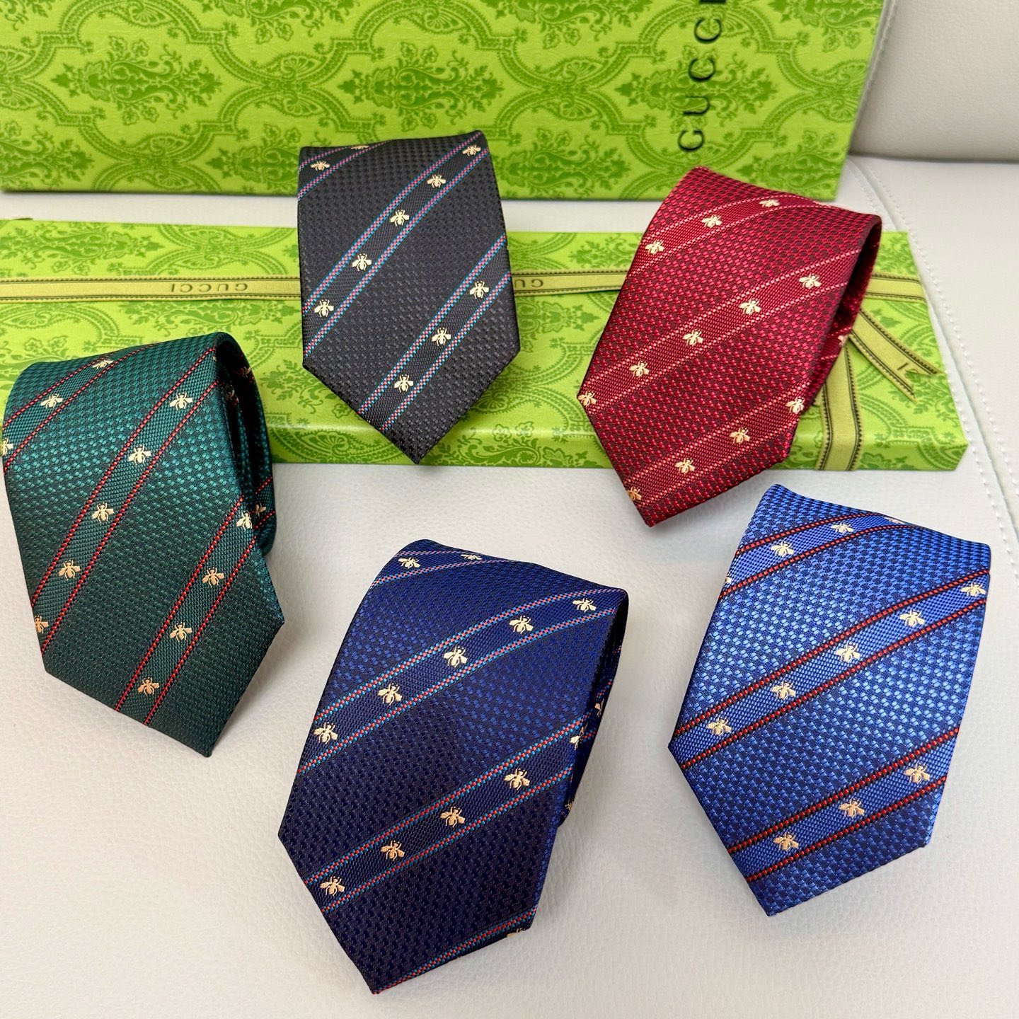 Gucci Blue Silk Tie with Bee Embroidery and Striped Weave - 图片 10