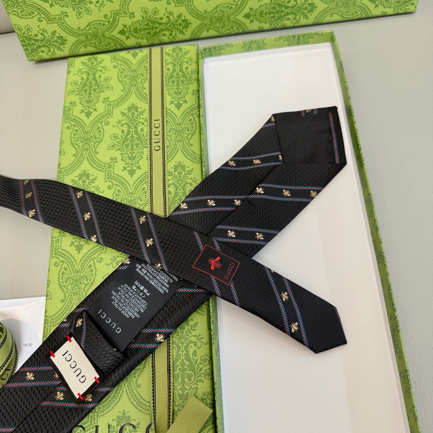 Gucci Dark Silk Tie with Bee Embroidery and Stripe Motif - 图片 2