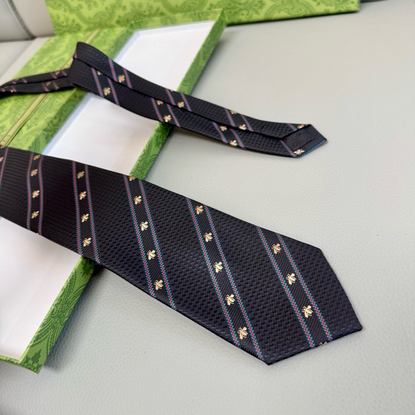 Gucci Dark Silk Tie with Bee Embroidery and Stripe Motif - 图片 3