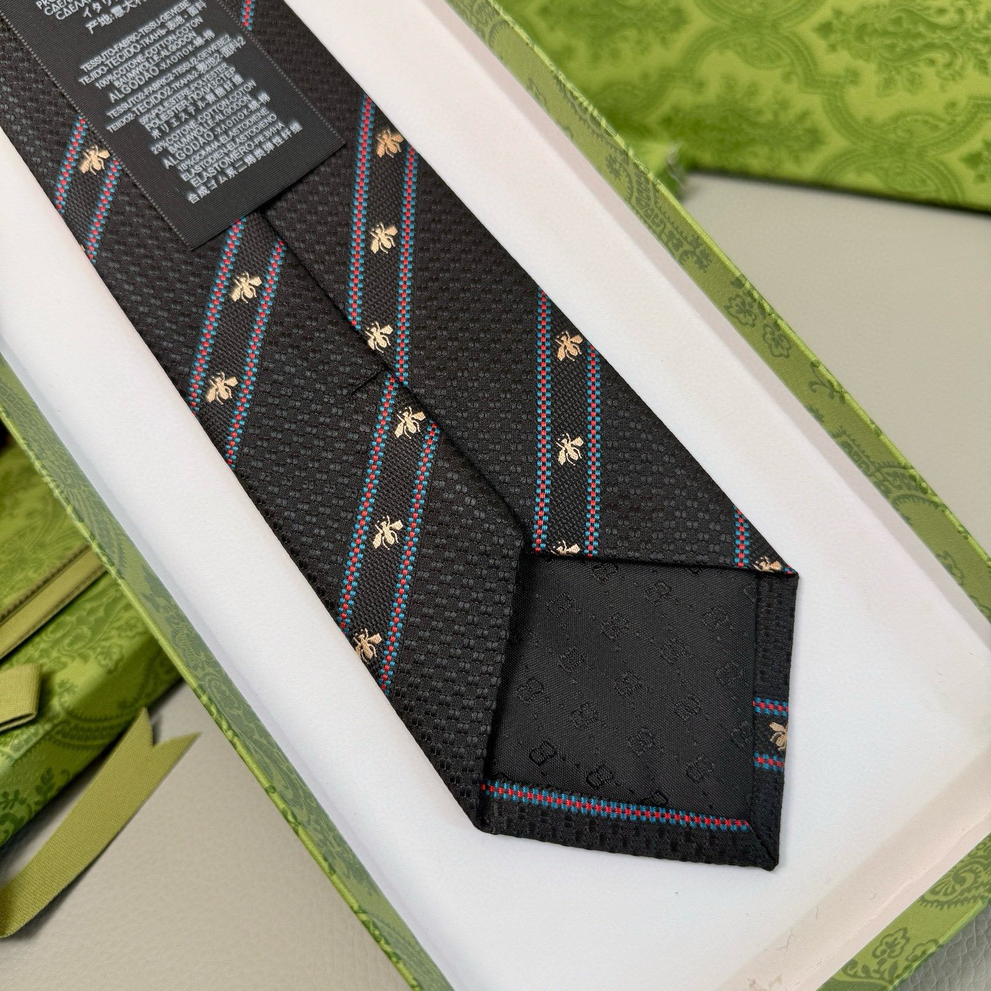 Gucci Dark Silk Tie with Bee Embroidery and Stripe Motif - 图片 4