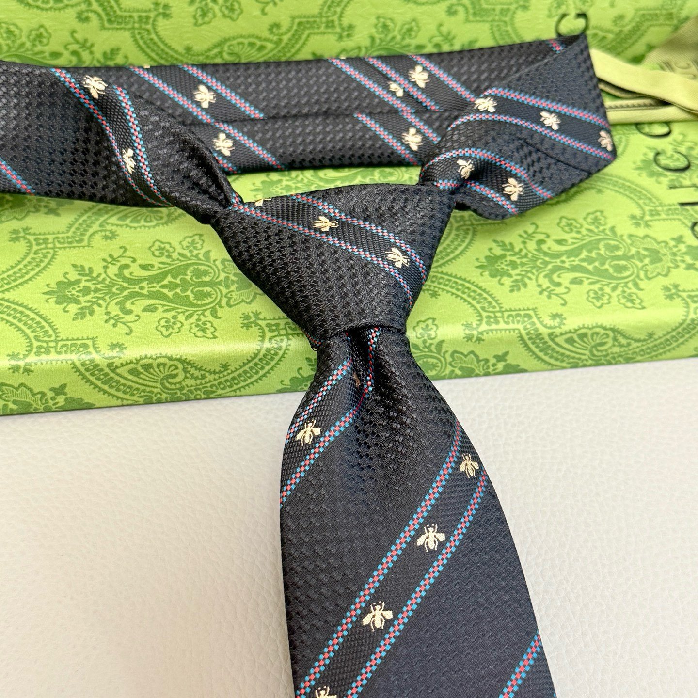 Gucci Dark Silk Tie with Bee Embroidery and Stripe Motif - 图片 5