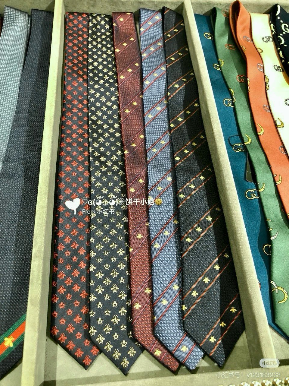 Gucci Dark Silk Tie with Bee Embroidery and Stripe Motif - 图片 7