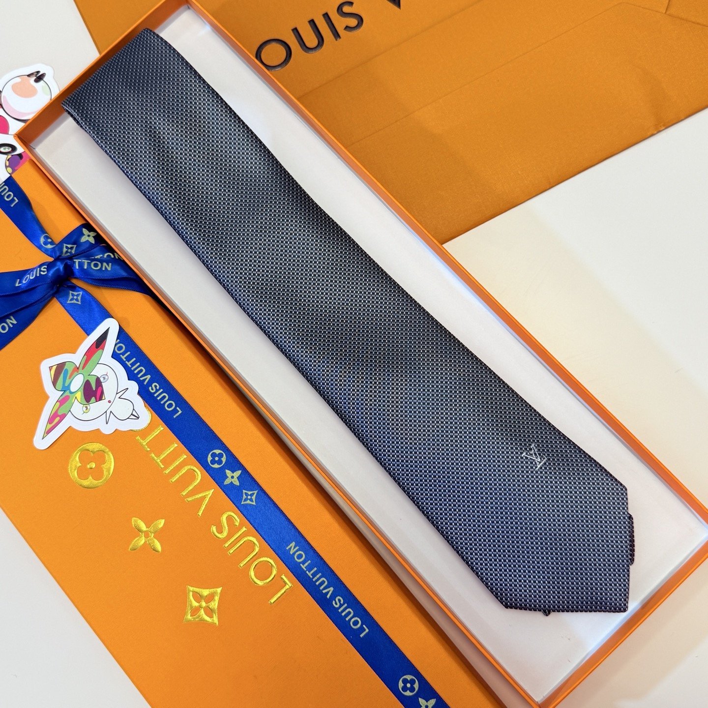 Luxury Woven Silk Tie with Subtle LV Monogram – Business Elegance Redefined - 图片 2