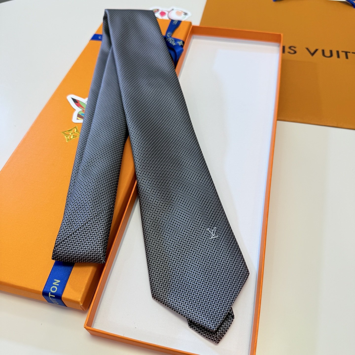 Luxury Woven Silk Tie with Subtle LV Monogram – Business Elegance Redefined - 图片 3