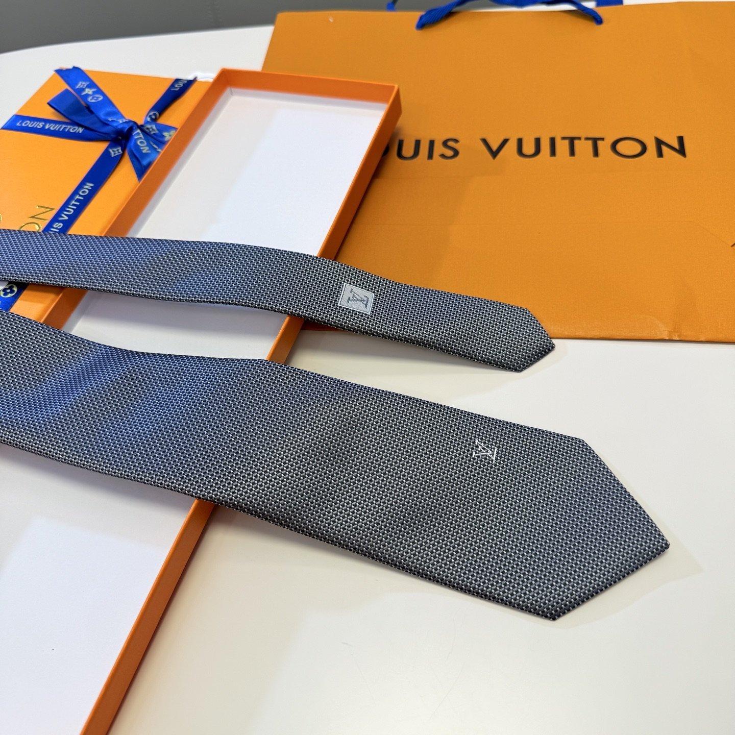 Luxury Woven Silk Tie with Subtle LV Monogram – Business Elegance Redefined - 图片 4