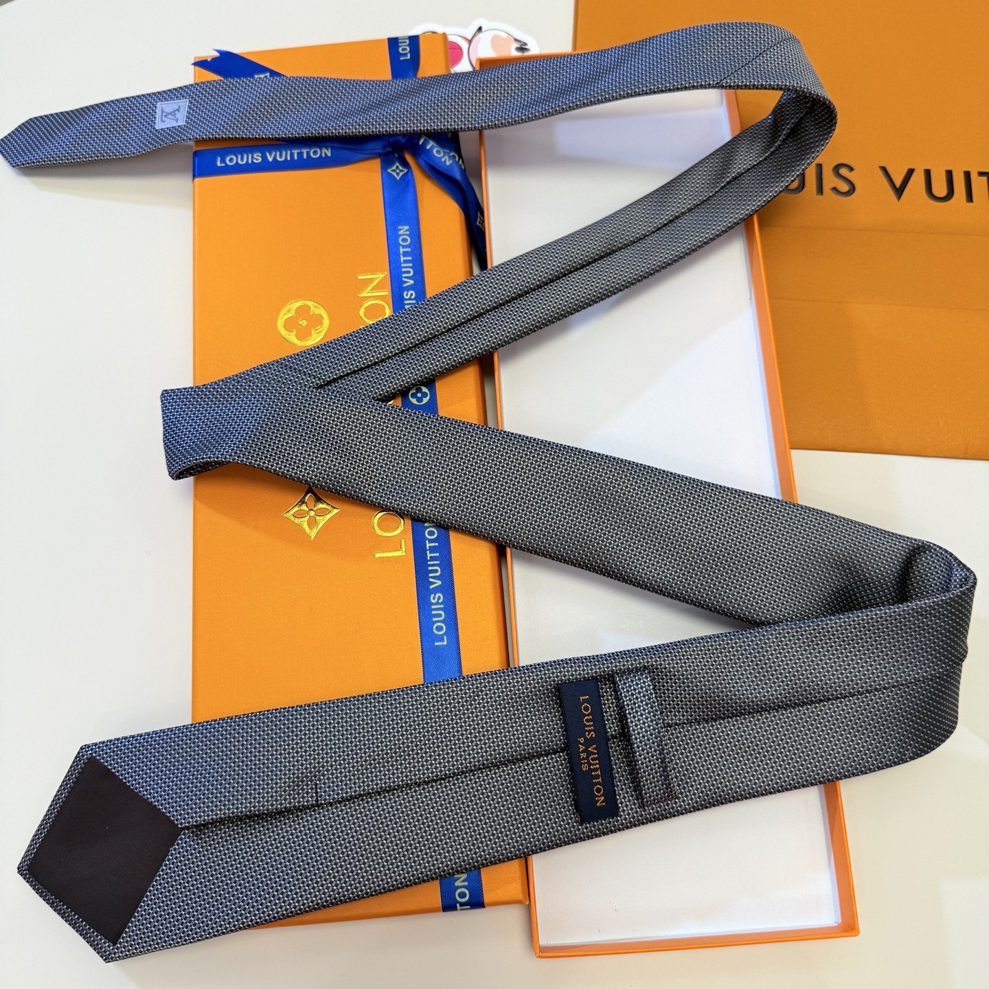 Luxury Woven Silk Tie with Subtle LV Monogram – Business Elegance Redefined - 图片 5
