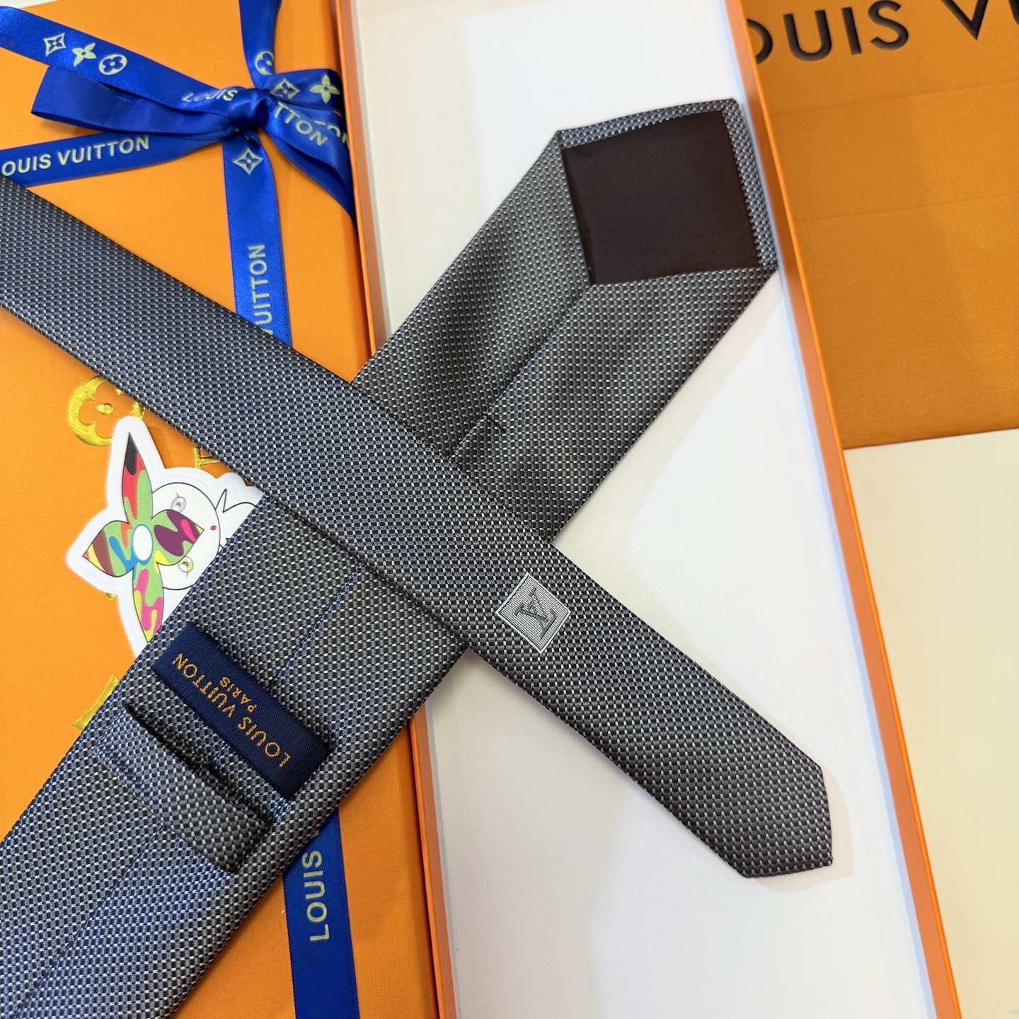 Luxury Woven Silk Tie with Subtle LV Monogram – Business Elegance Redefined - 图片 6