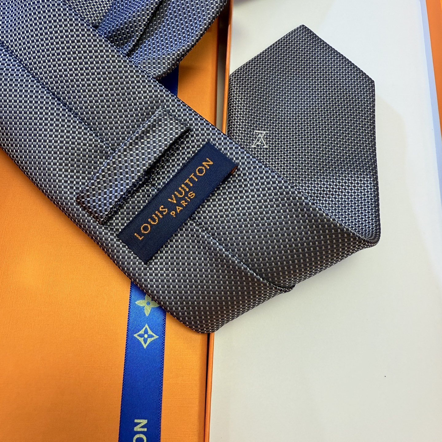 Luxury Woven Silk Tie with Subtle LV Monogram – Business Elegance Redefined - 图片 7