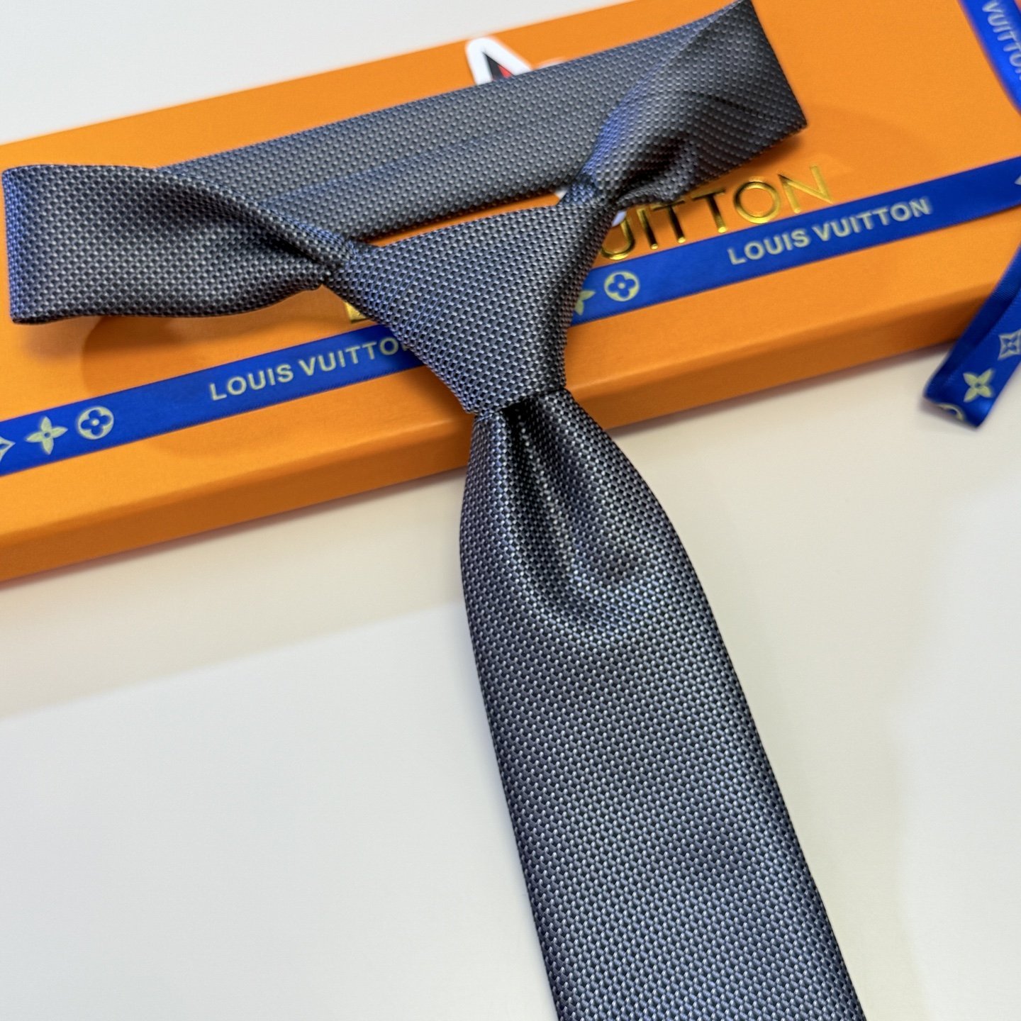 Luxury Woven Silk Tie with Subtle LV Monogram – Business Elegance Redefined - 图片 8