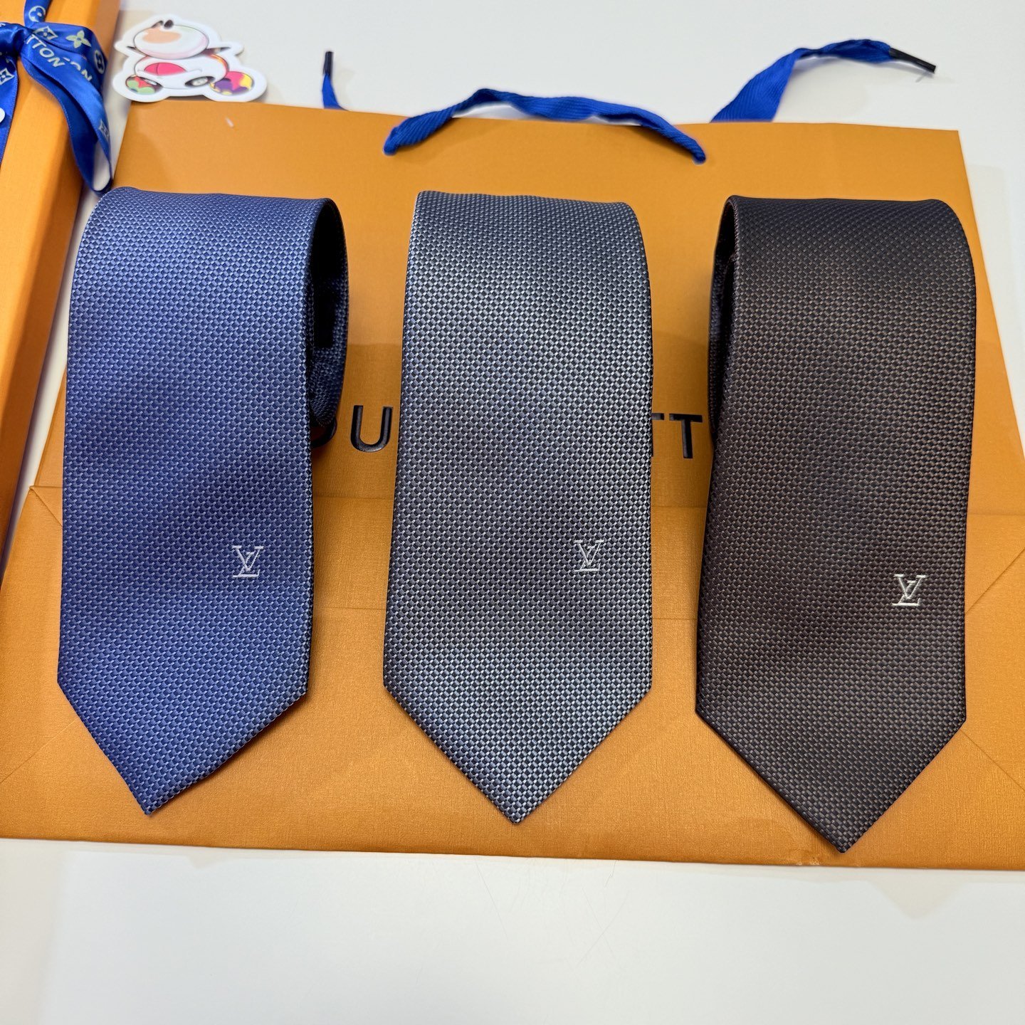 Luxury Woven Silk Tie with Subtle LV Monogram – Business Elegance Redefined - 图片 9
