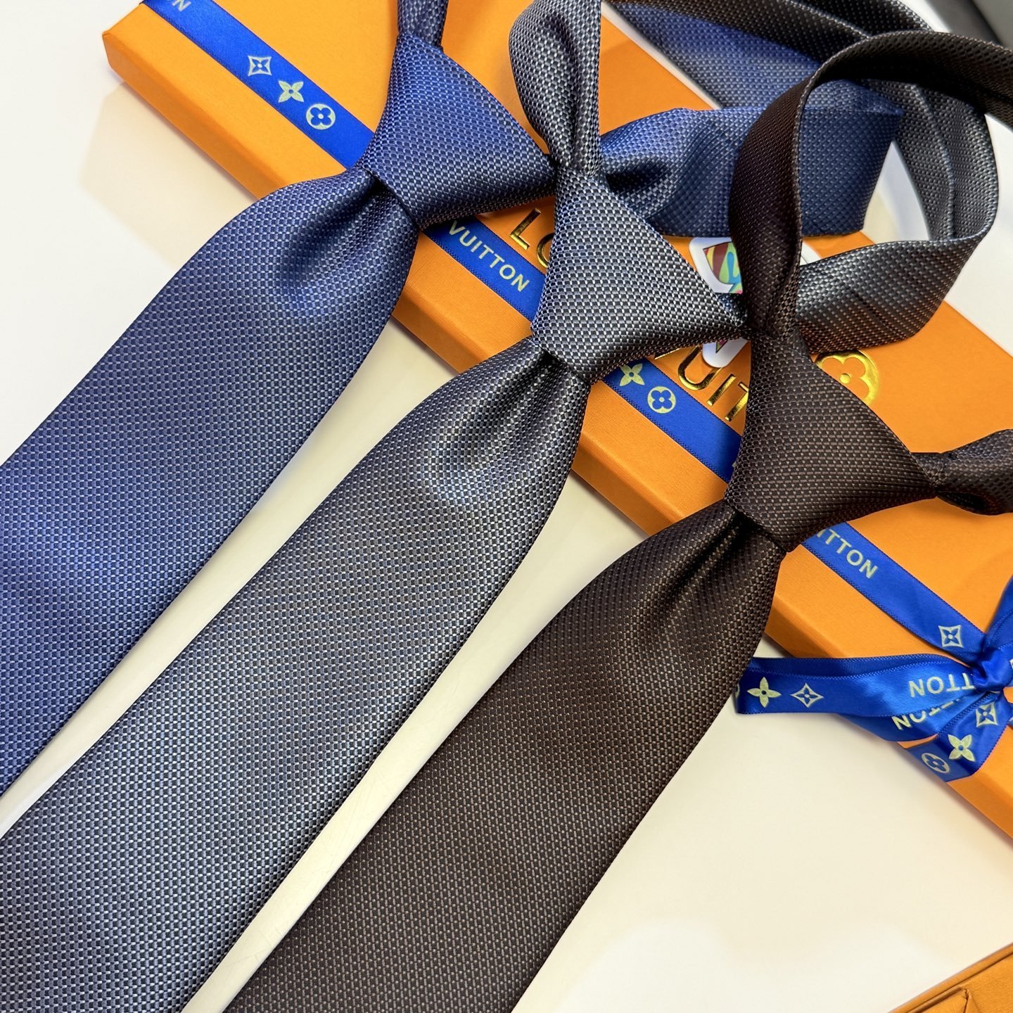 Luxury Woven Silk Tie with Subtle LV Monogram – Business Elegance Redefined - 图片 10