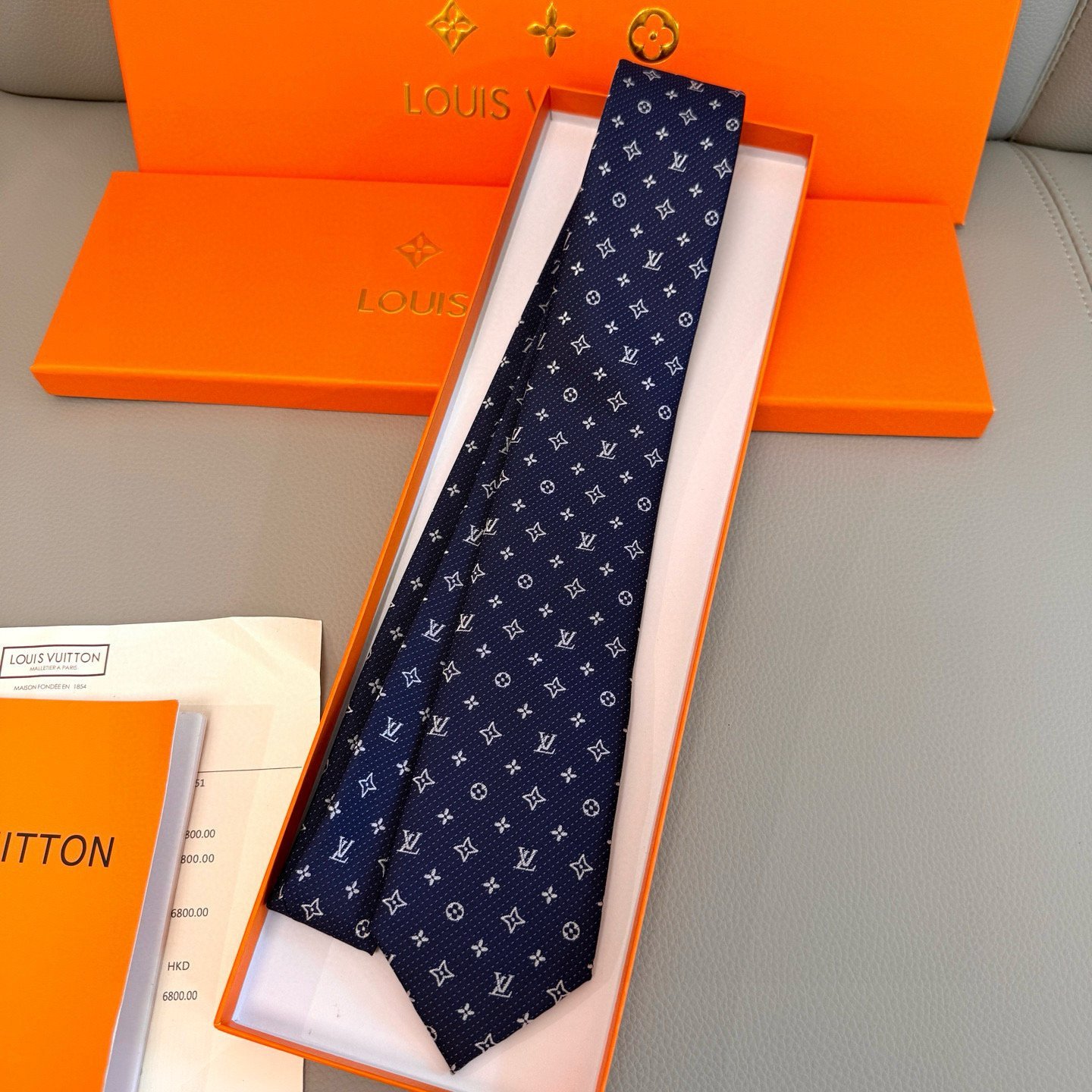 Louis Vuitton Navy Blue Silk Tie with White Monogram Jacquard Pattern - 图片 2