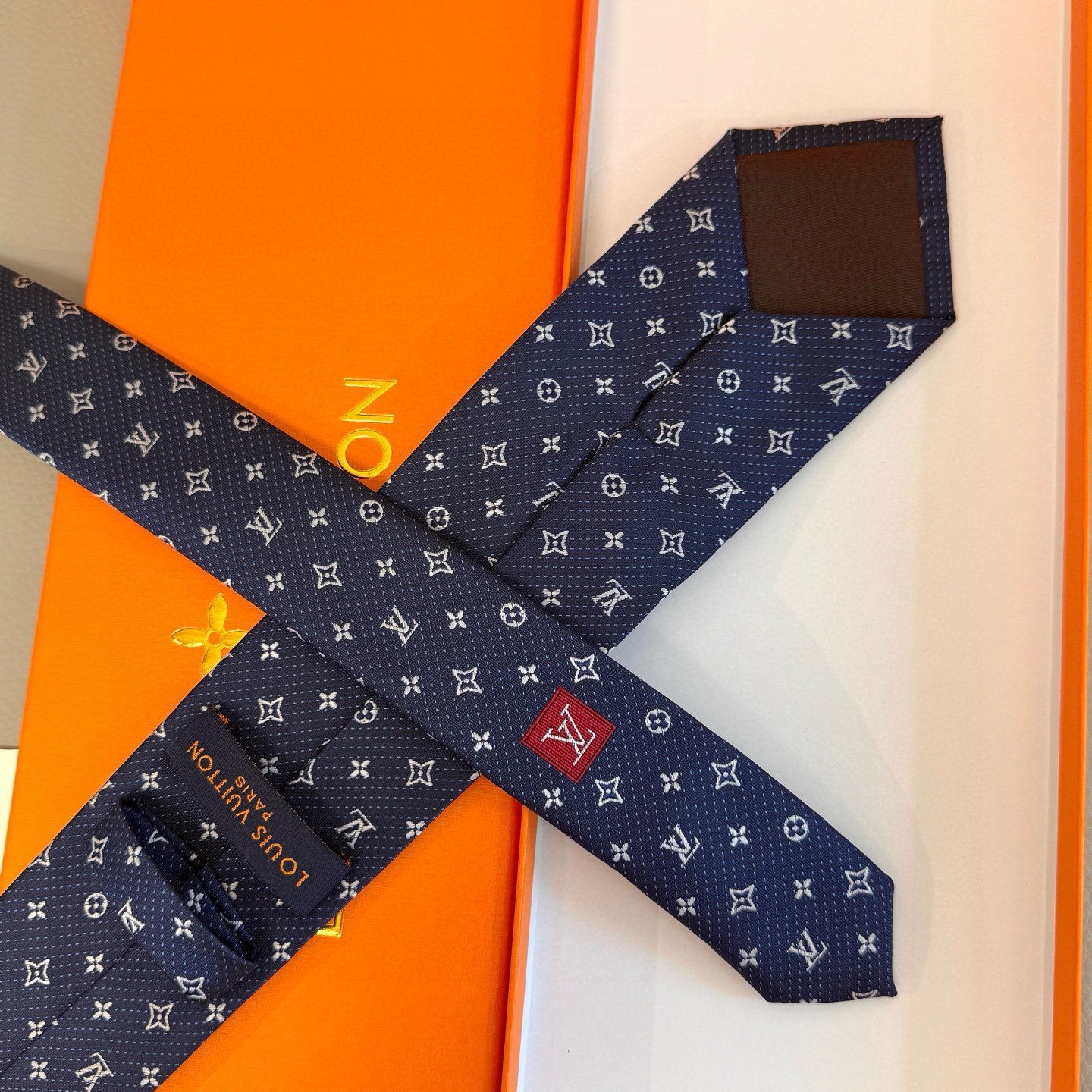 Louis Vuitton Navy Blue Silk Tie with White Monogram Jacquard Pattern - 图片 4