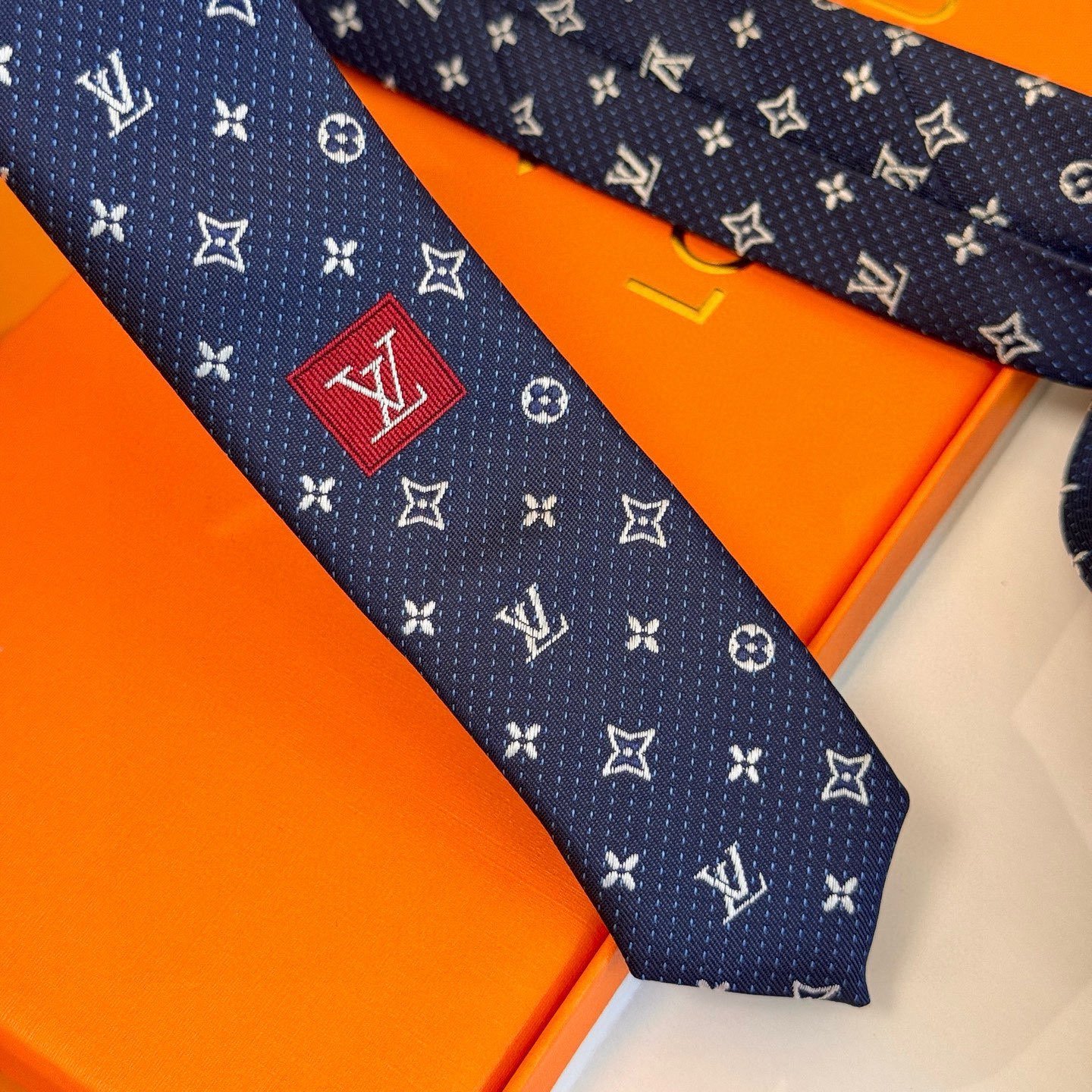 Louis Vuitton Navy Blue Silk Tie with White Monogram Jacquard Pattern - 图片 6