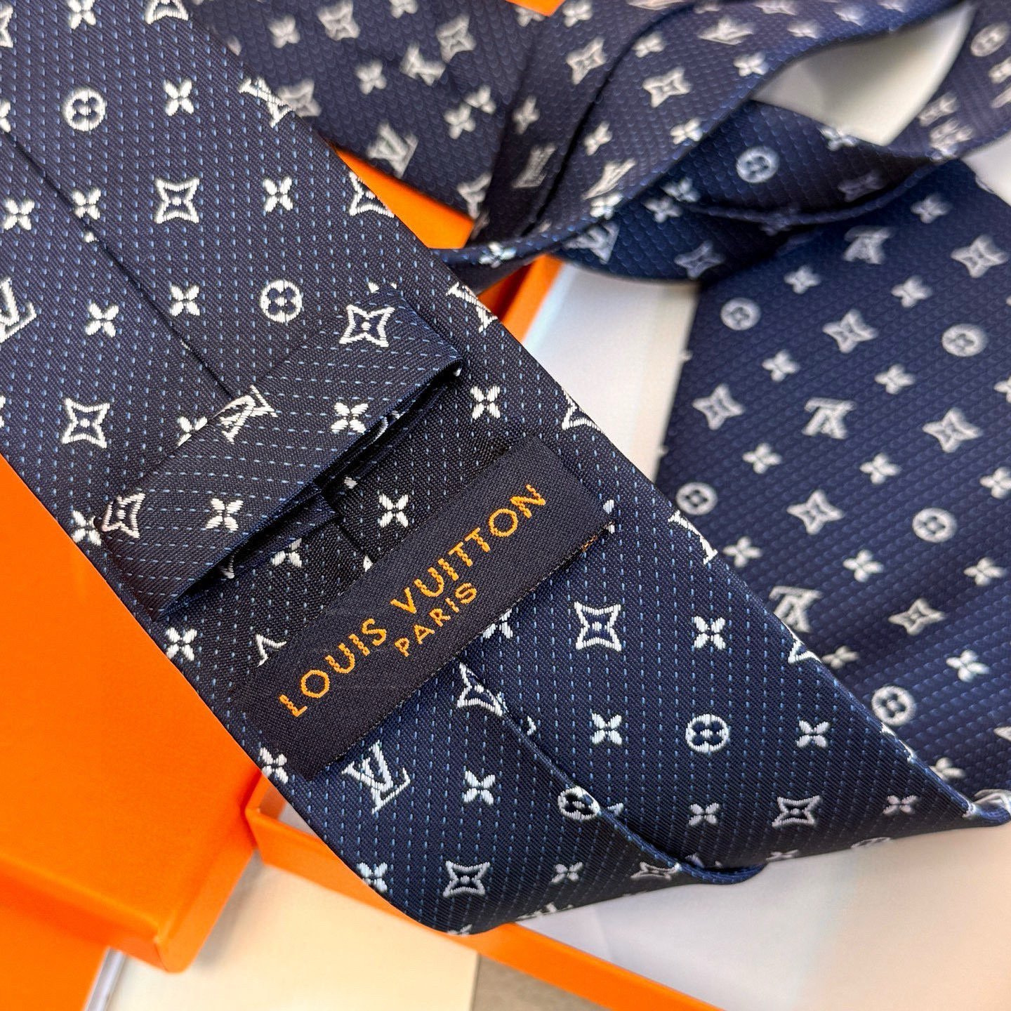 Louis Vuitton Navy Blue Silk Tie with White Monogram Jacquard Pattern - 图片 7