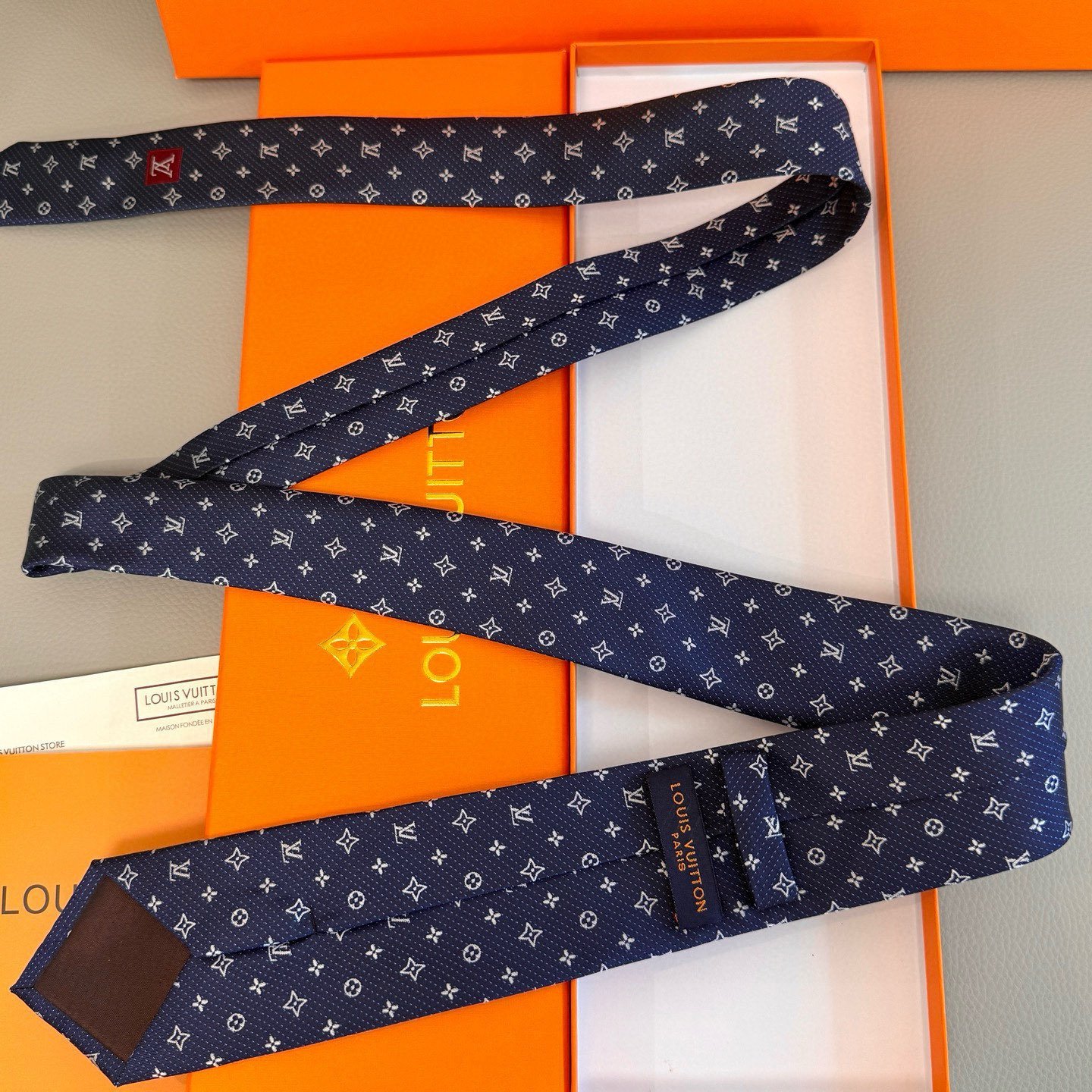 Louis Vuitton Navy Blue Silk Tie with White Monogram Jacquard Pattern - 图片 8