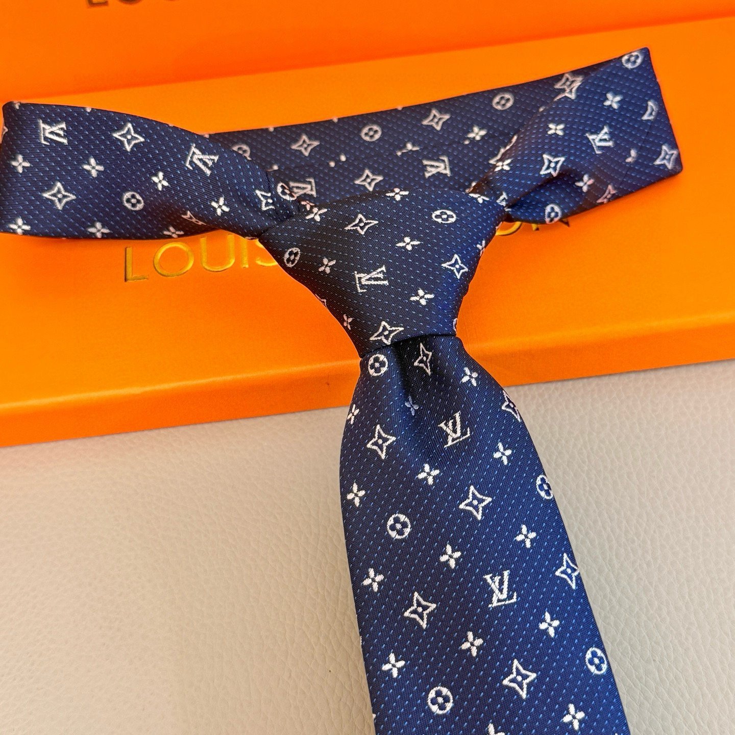 Louis Vuitton Navy Blue Silk Tie with White Monogram Jacquard Pattern - 图片 9