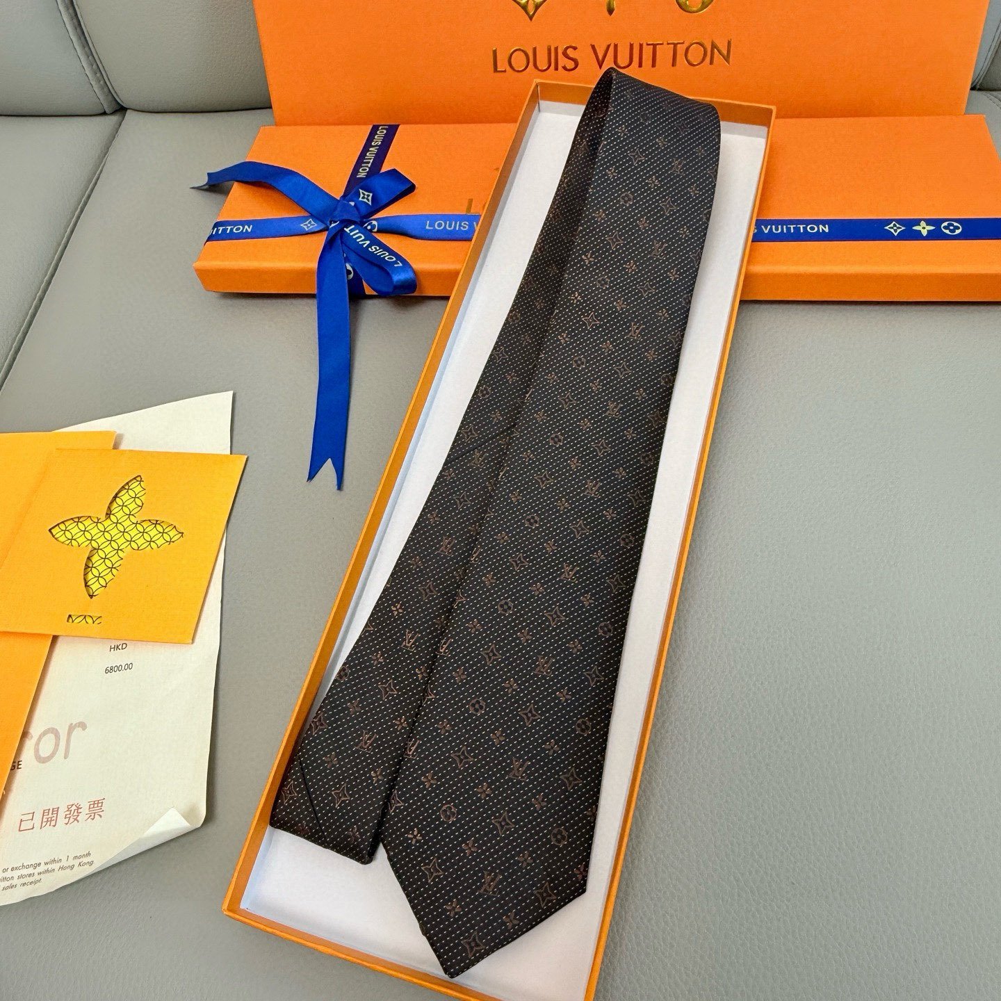 Louis Vuitton Monogram Silk Tie in Deep Brown with Tonal Jacquard Finish - 图片 2