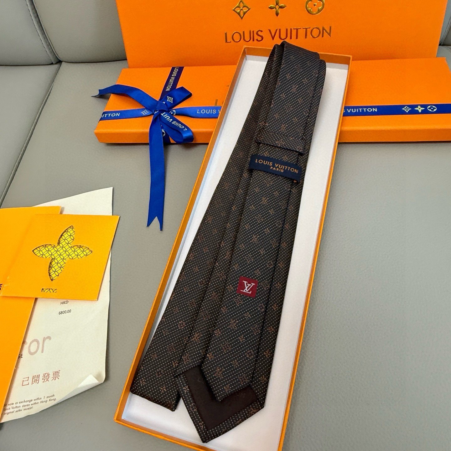Louis Vuitton Monogram Silk Tie in Deep Brown with Tonal Jacquard Finish - 图片 3