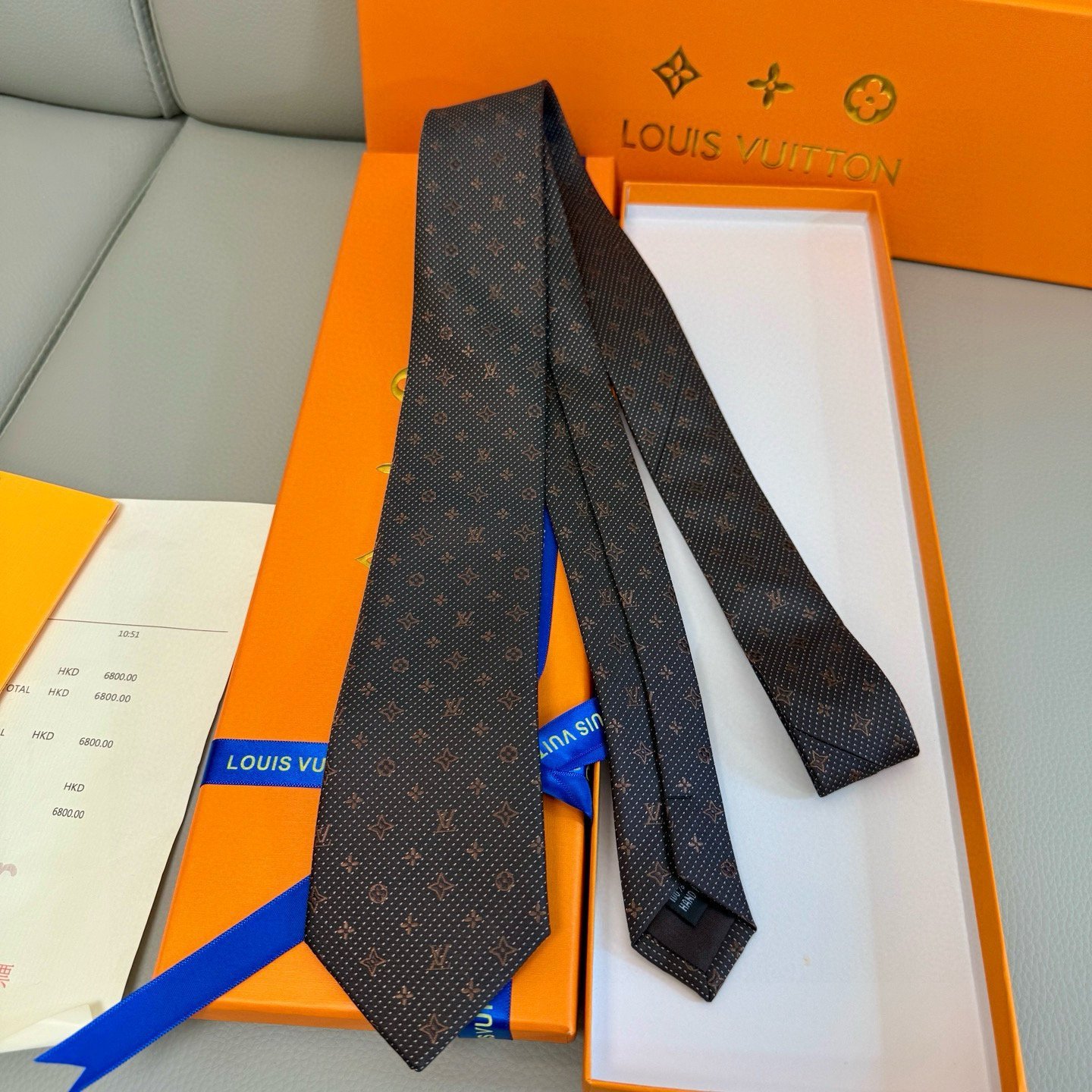 Louis Vuitton Monogram Silk Tie in Deep Brown with Tonal Jacquard Finish - 图片 4
