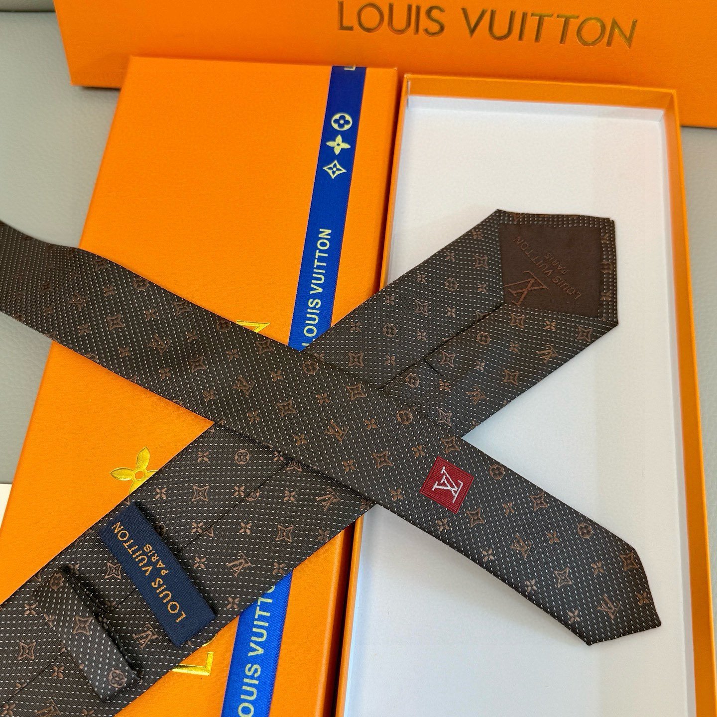 Louis Vuitton Monogram Silk Tie in Deep Brown with Tonal Jacquard Finish - 图片 7