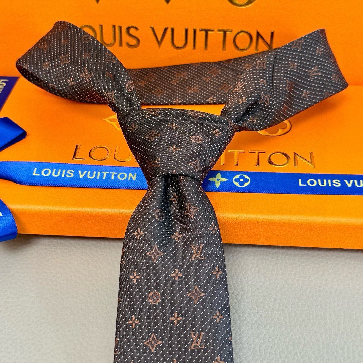 Louis Vuitton Monogram Silk Tie in Deep Brown with Tonal Jacquard Finish - 图片 8