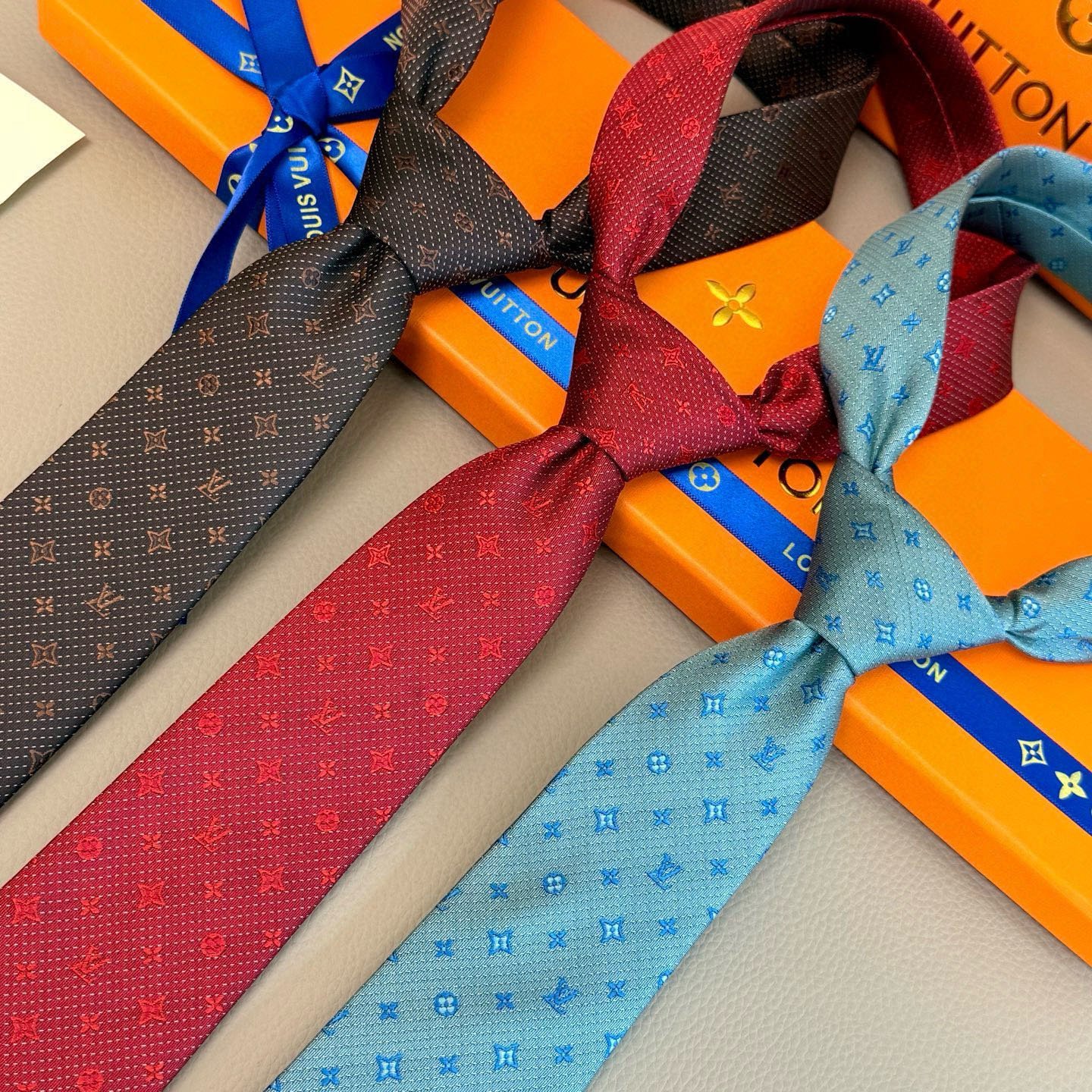 Louis Vuitton Monogram Silk Tie in Deep Brown with Tonal Jacquard Finish - 图片 9