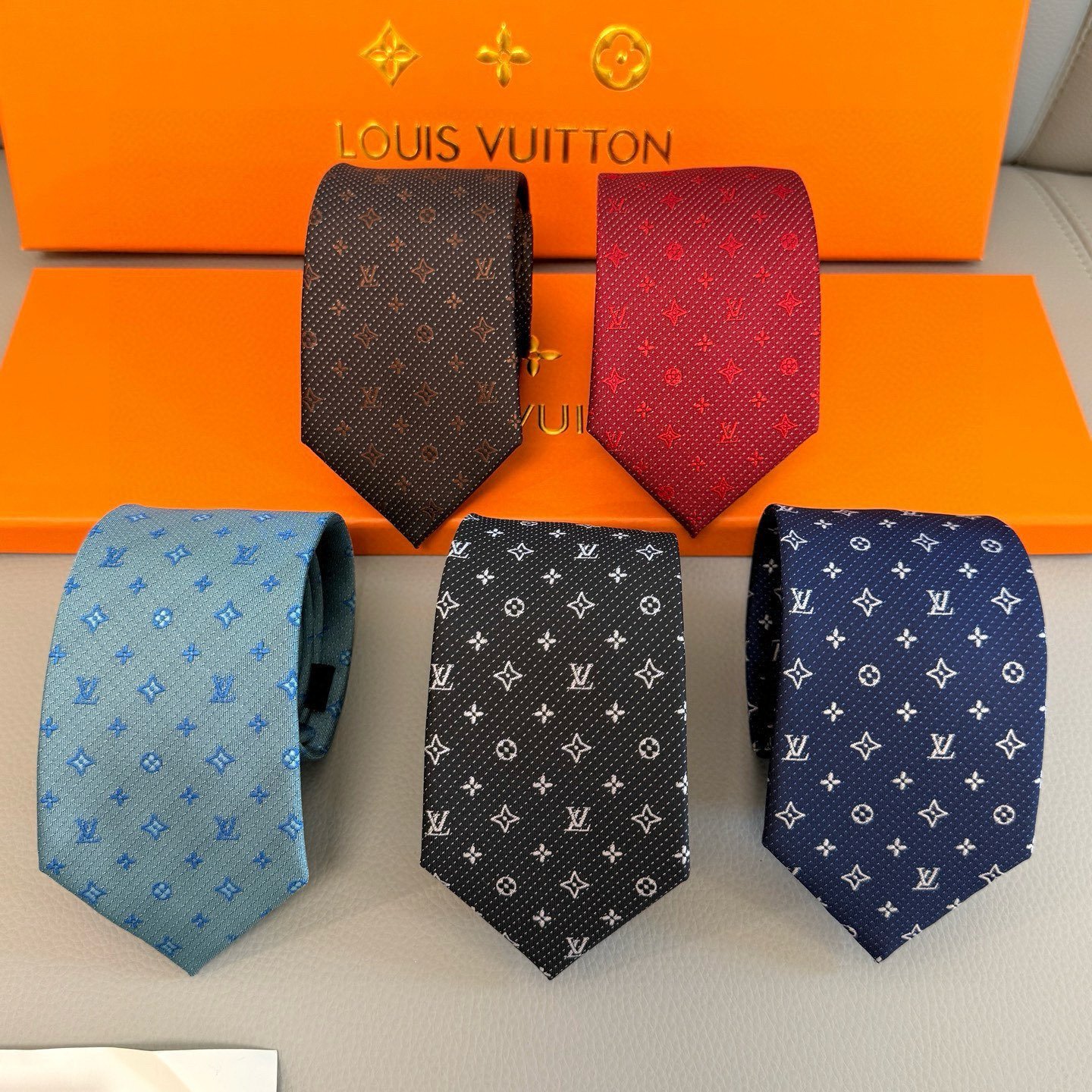 Louis Vuitton Monogram Silk Tie in Deep Brown with Tonal Jacquard Finish - 图片 10