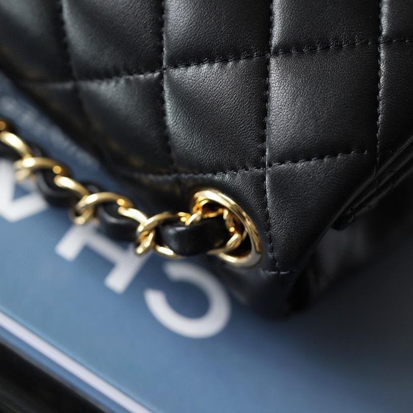 Classic Flap Lambskin Shoulder Bag in Black with Vintage Gold-Tone Hardware and Ball Charm, 17cm Premium Upgrade - 图片 6
