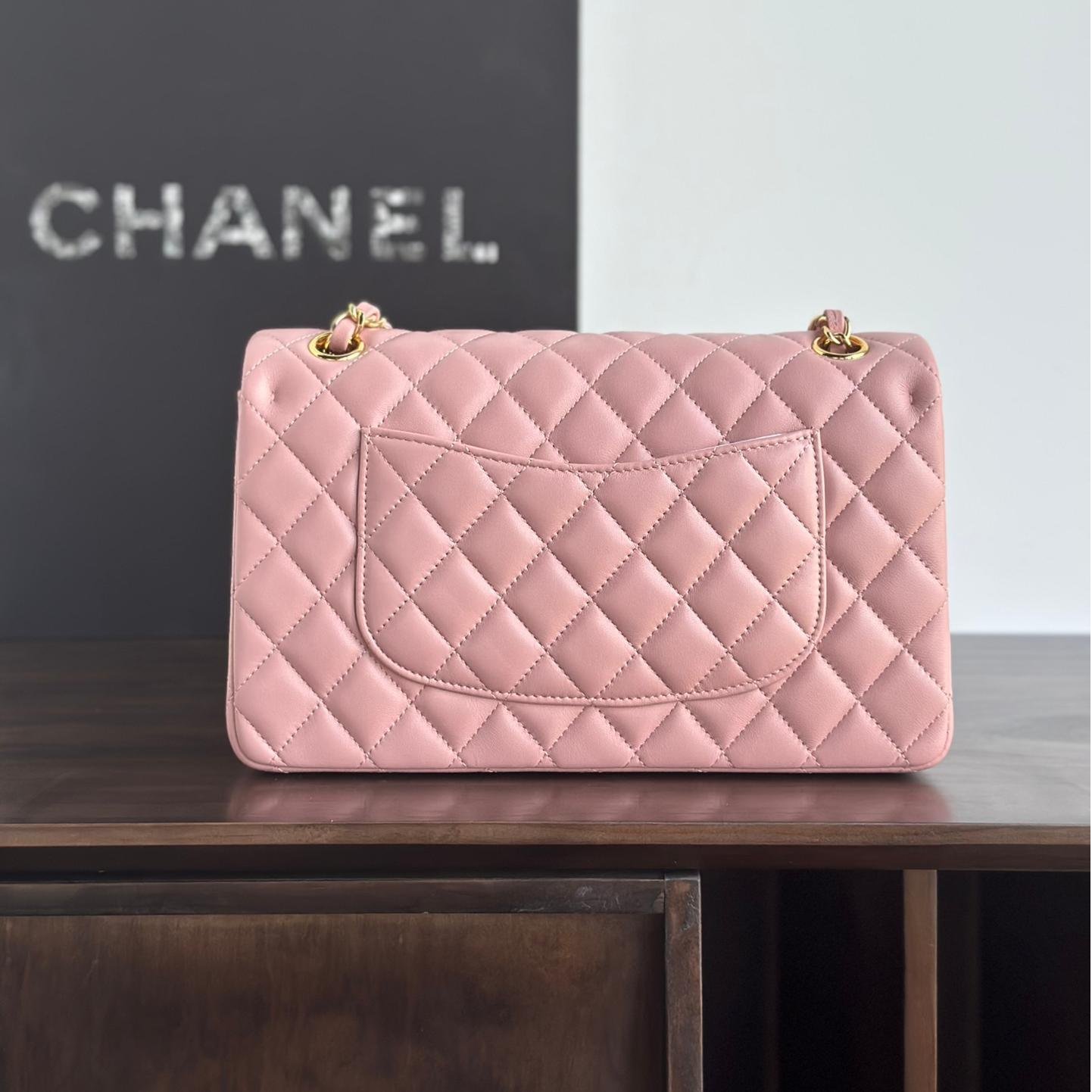 Classic Flap Lambskin Shoulder Bag in Pink with Gold Hardware, 25cm Grain-Textured Calfskin Upgrade - 图片 3