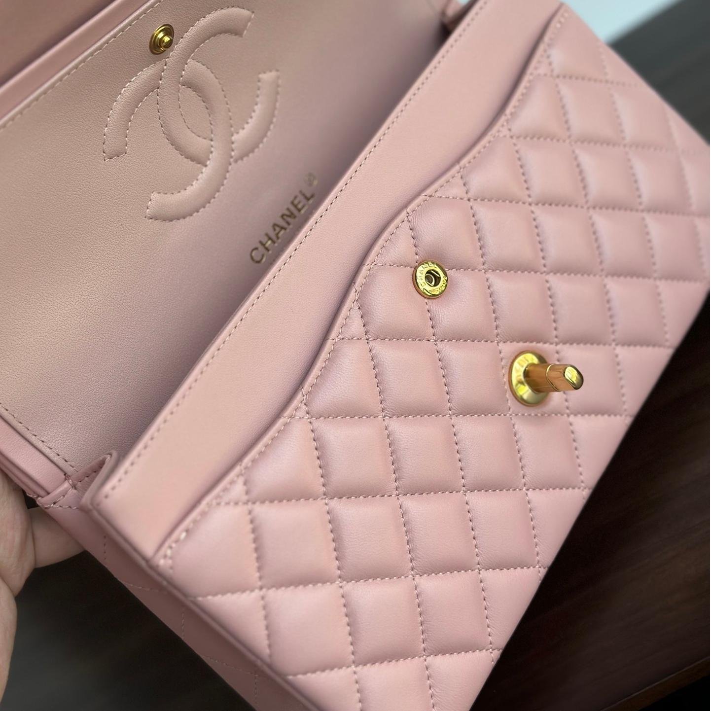 Classic Flap Lambskin Shoulder Bag in Pink with Gold Hardware, 25cm Grain-Textured Calfskin Upgrade - 图片 7