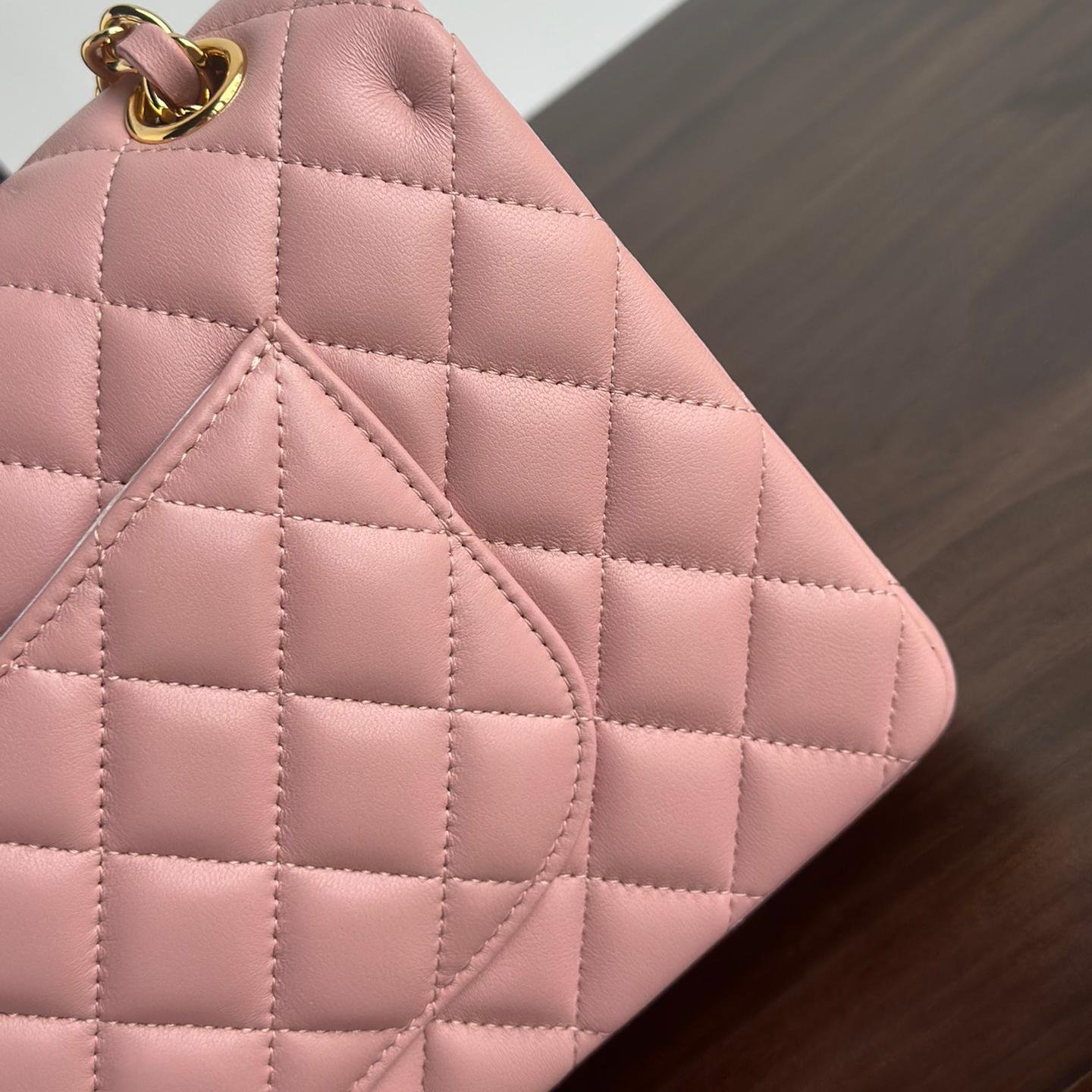 Classic Flap Lambskin Shoulder Bag in Pink with Gold Hardware, 25cm Grain-Textured Calfskin Upgrade - 图片 9